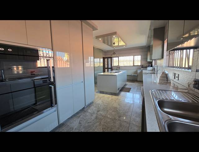 6 BEDROOM FREEHOLD FOR SALE IN WINCHESTER HILLS